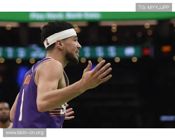 布克关键时刻冷静应对展现成熟比赛经验 成为球队核心力量